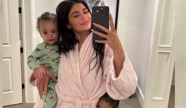 Kylie Jenner daughter picture story on instagram