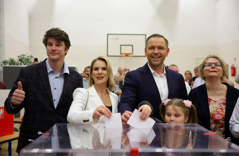 Poland Election: Voting in tight presidential race between pro-EU and nationalist visions