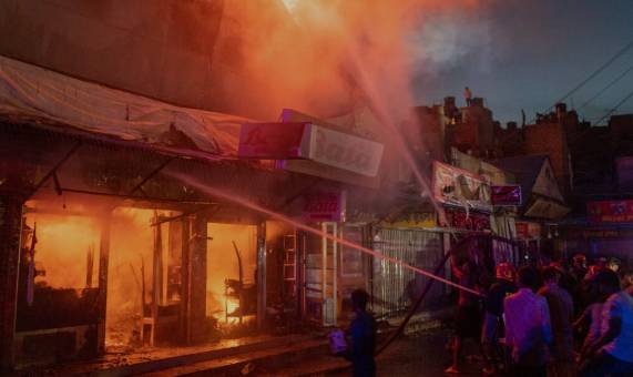 Massive Fire Engulfs Multi-Storey Building in Shikarpur’s Sarafa Bazaar