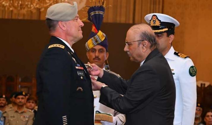 President Zardari awards Nishan-e-Imtiaz to USCENTCOM commander