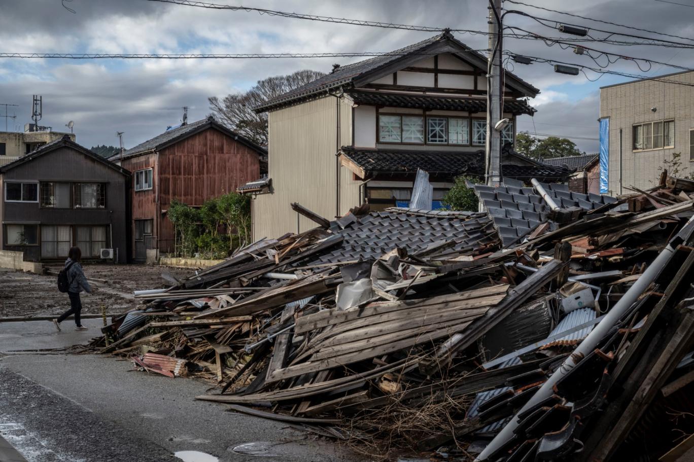Japan: More than 900 earthquakes hit the island in a week