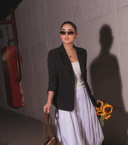 Saboor shines in sunflower-themed shoot