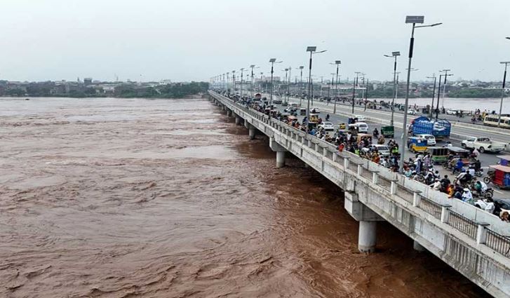 India releases 800,000 cusecs water into Chenab River