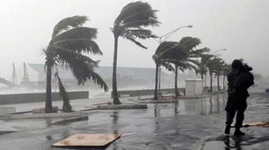 Hurricane Flores hits Britain and Ireland, trains and flights canceled