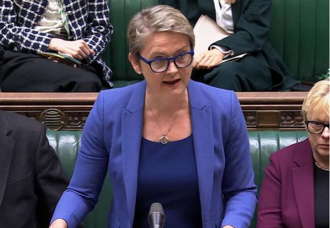 Britain suspends refugees’ family reunion applications to toughen rules