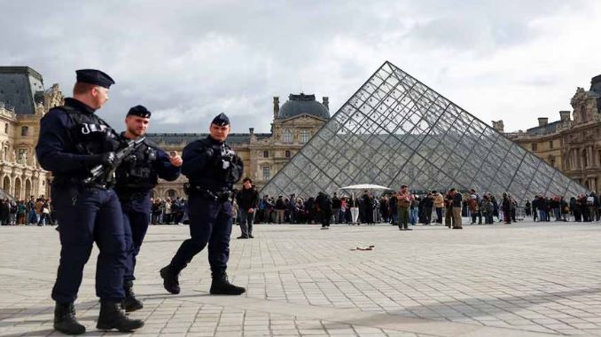 French police hunting stolen Louvre jewels arrest more suspects