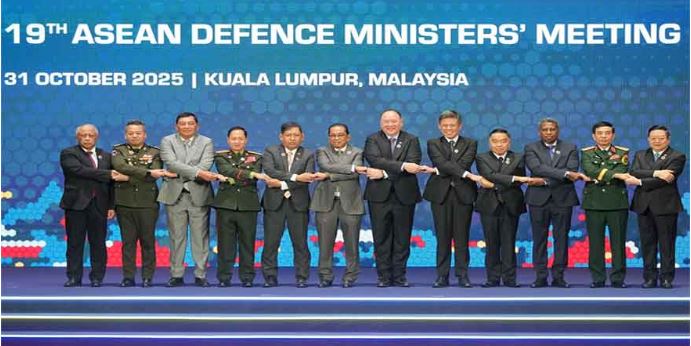 US defense chief vows to ‘stoutly defend’ Indo-Pacific interests in talks with China