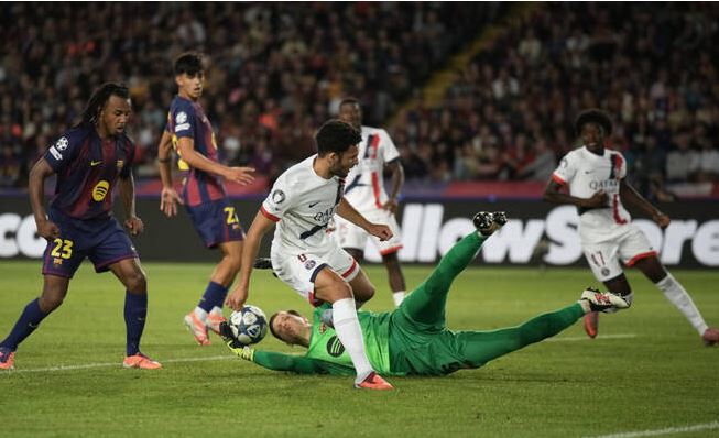 Ramos snatches Champions League holders PSG late win at Barca