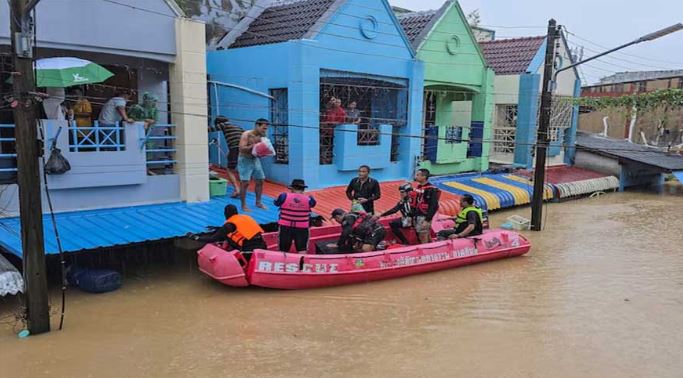 Thailand to send aircraft carrier for flood relief as rains intensify