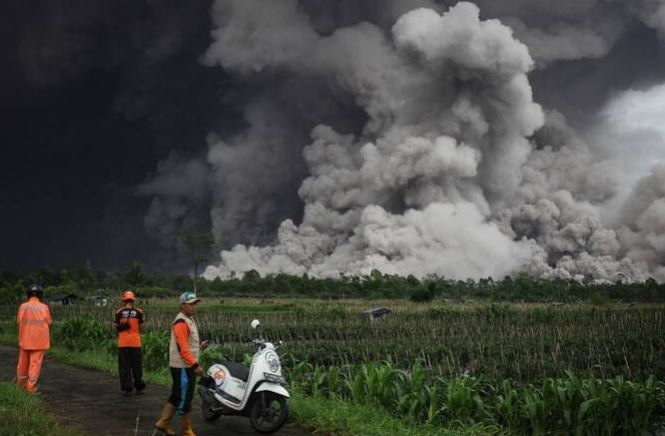Volcano eruption forces the rescue of more than 170 climbers on Indonesia’s Mount Semeru