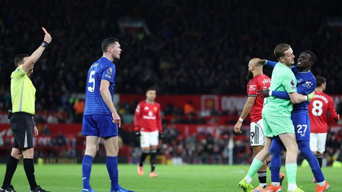 Everton shrug off bizarre red card to beat blunt Man Utd