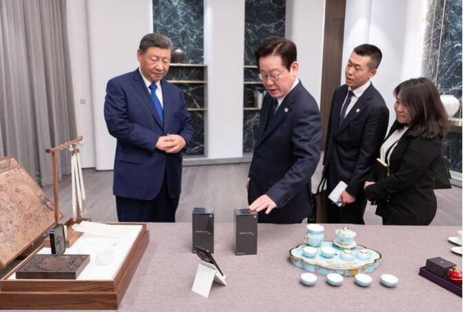 Xi Jinping jokes about spying with Chinese phone gift for South Korea’s Lee Jae Myung