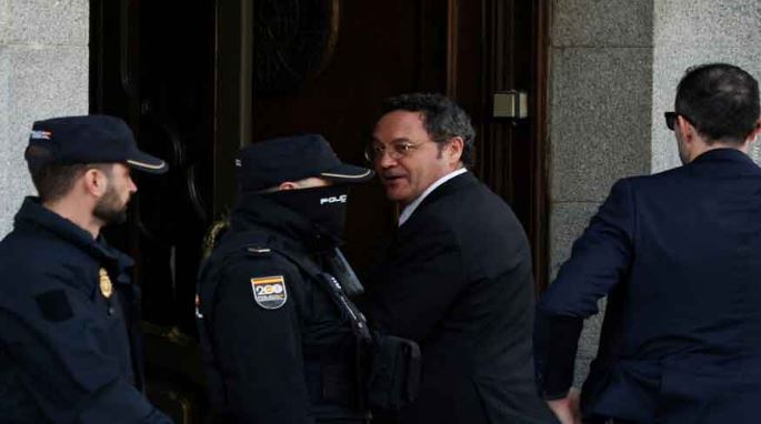 Spain’s top prosecutor defends his innocence in leak trial