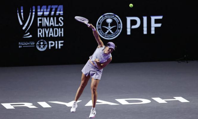 Swiatek swats aside Keys for winning start in Riyadh