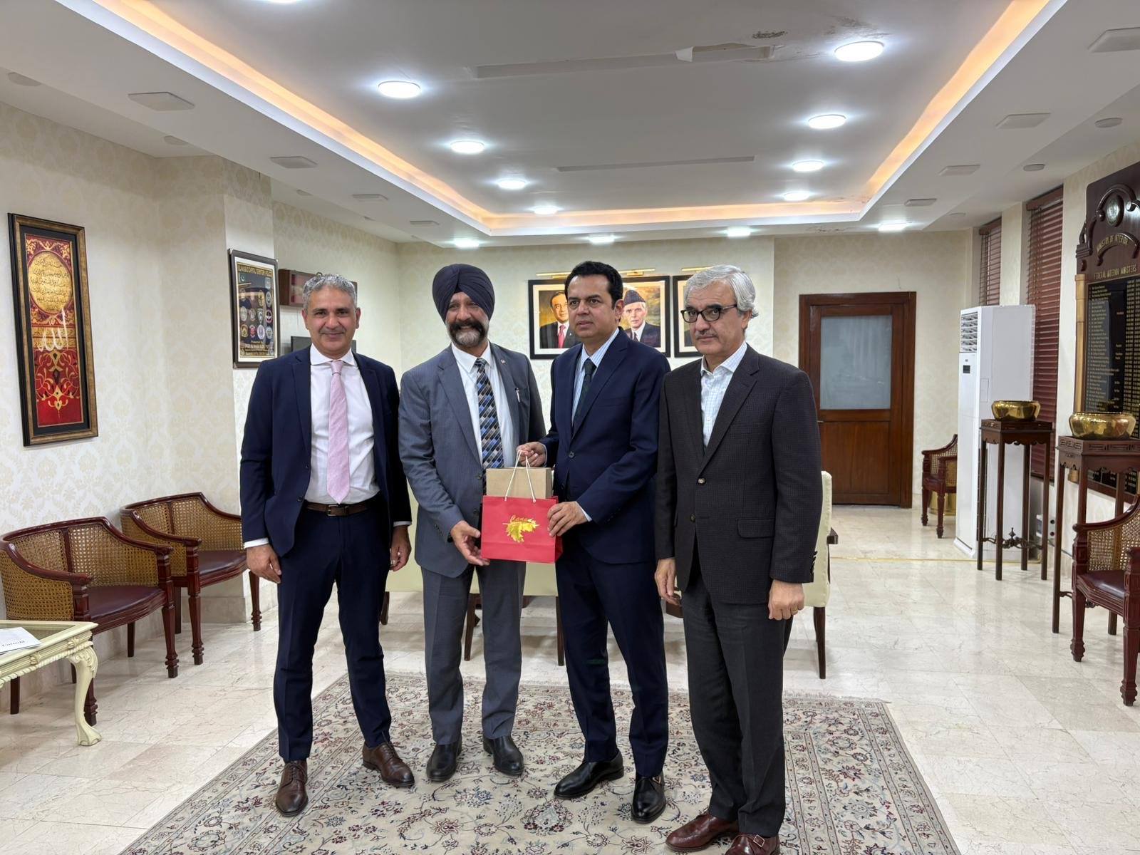 Canada, Pakistan to Enhance Immigration, Visa Services