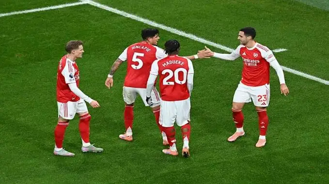 Arsenal extend Premier League lead, Chelsea beaten at Leeds