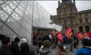 Louvre Workers Vote to Extend Strike Amid Staffing and Security Concerns
