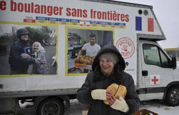 French Volunteer Bakes Thousands of Loaves for Ukrainians Amid Winter Power Outages