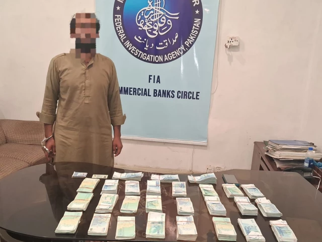 FIA officials seizing foreign currency during hawala crackdown in Karachi