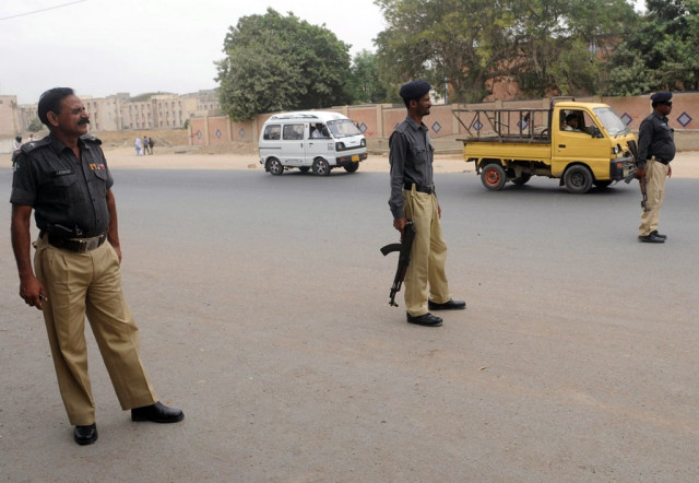 College van robbery scene in Karachi with police investigating near New Town area