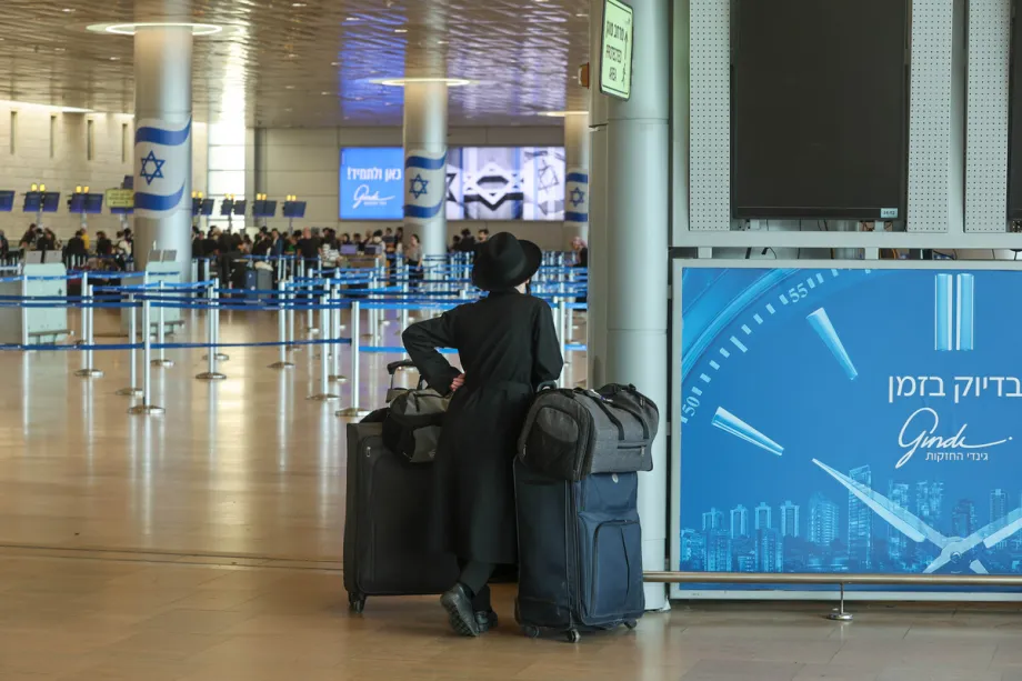 Hundreds of Israeli travelers stranded at King Hussein International Airport in Aqaba, Jordan, after authorities suspended flights by Israeli airline Arkia.