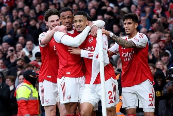 Timber header earns Arsenal crucial win over Chelsea