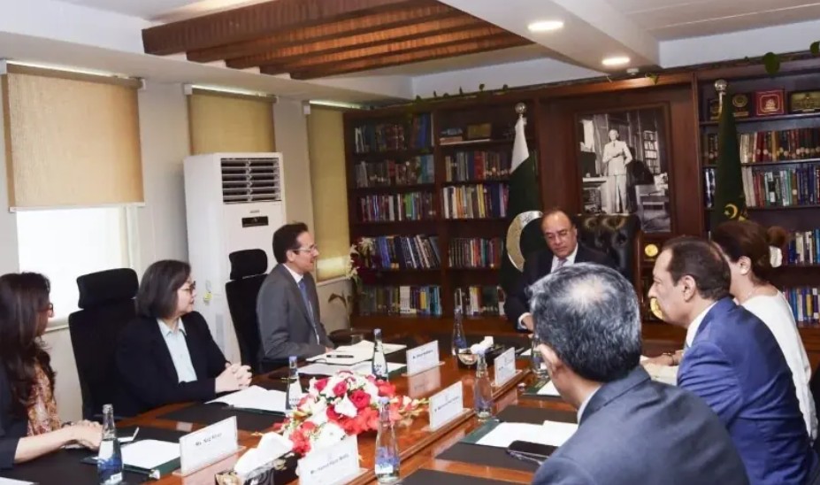 Finance Minister Muhammad Aurangzeb meets IFC delegation to discuss growing $2 billion portfolio and private sector investment opportunities in Pakistan
