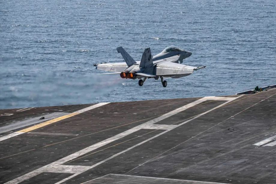 US-Israeli strike targets dock in Bandar Lengeh, setting two commercial vessels on fire and injuring one person as conflict expands to commercial shipping.