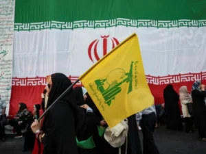 Iranian and Hezbollah flags symbolizing Tehran’s continued support for its Lebanese ally amid regional peace negotiations